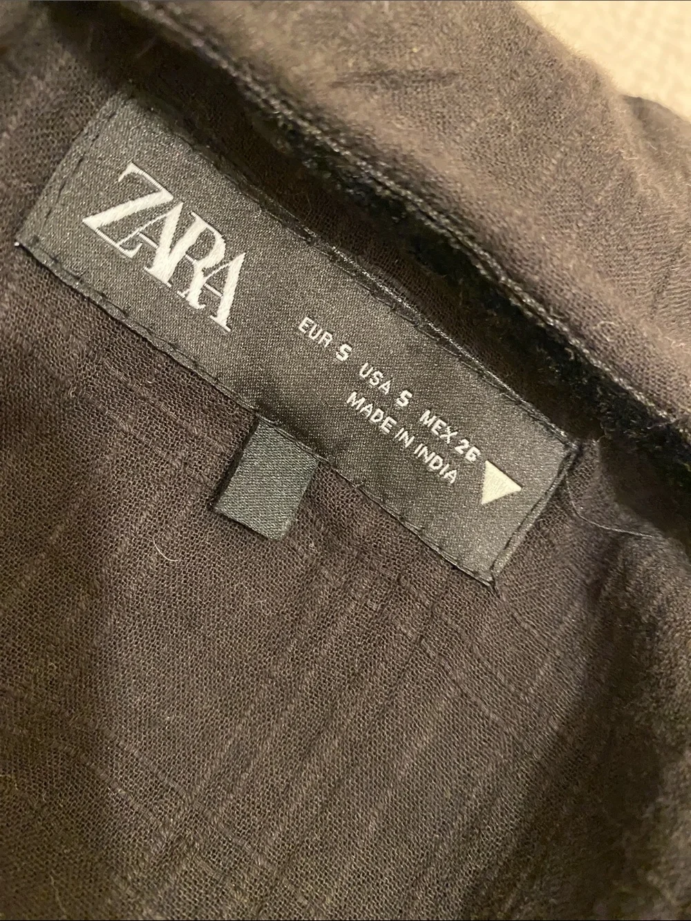 Zara Black Embroidered Cropped Button-Up Top. Size S. Style 0881/108/800